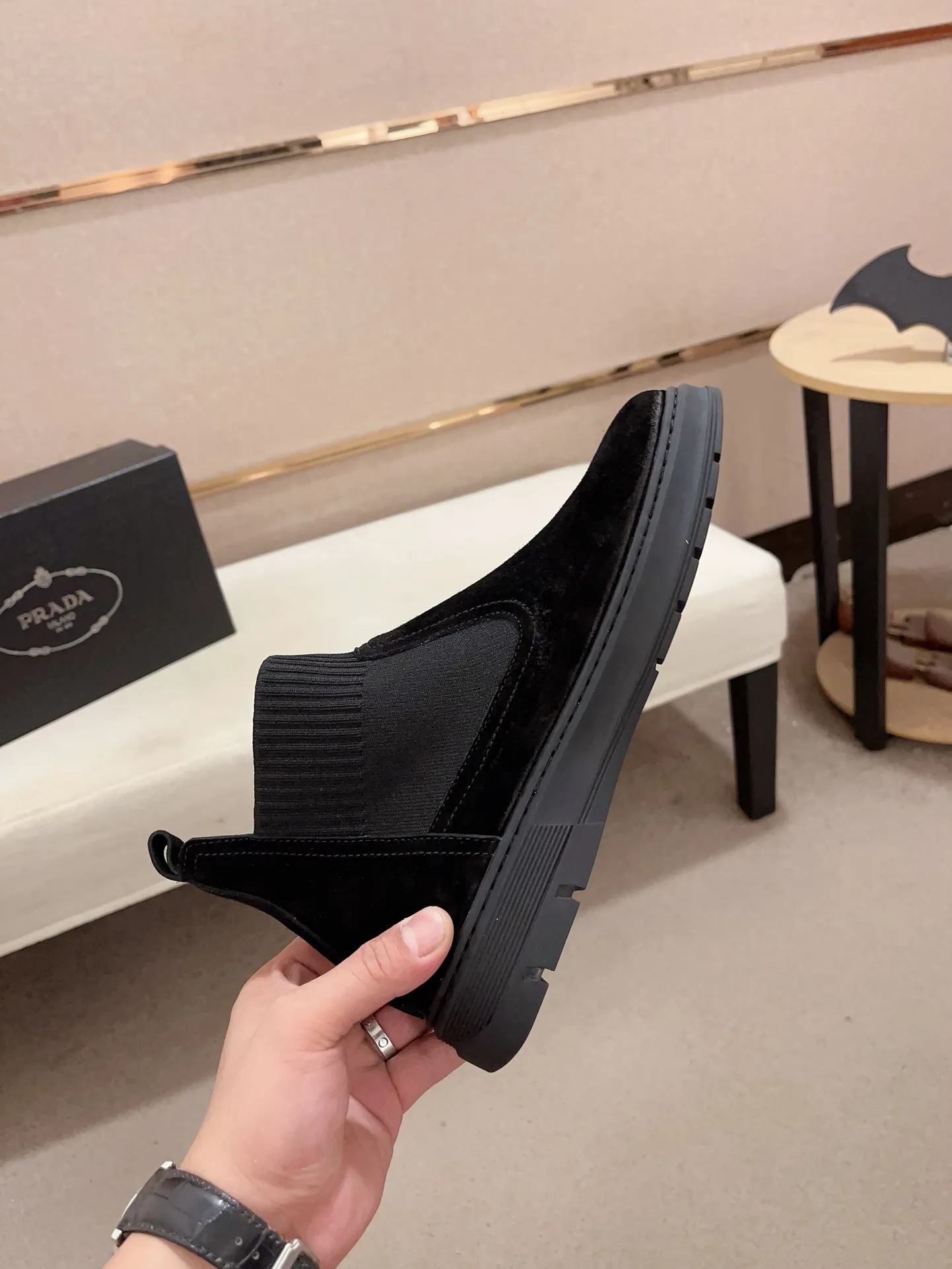 Factory price 480💰 (sheepskin lining * velvet lining optional! Can be made without label) High-quality new PRADA (Prada) counters are launched simultaneously, new men's shoes, 😘fabric is made of high-tech glue-spraying technology. Lining: sheepskin lining* velvet lining. 👍🏿 High-end ☄️ air-cushion molded anti-slip rubber outsole, exquisite lines, simple and elegant, comfortable and high-end for leisure travel. Code number: 38 to 44 (45 can be customized and cannot be returned or exchanged)